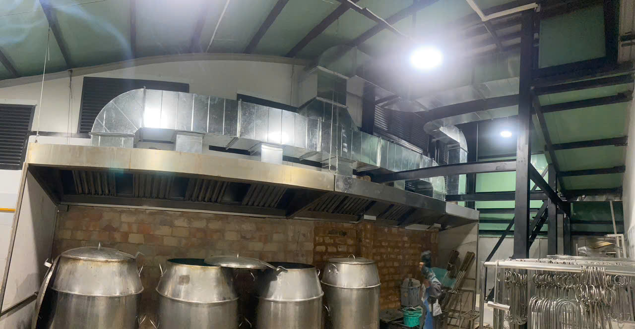 hệ thống ống khói chạy dọc nhà xưởng